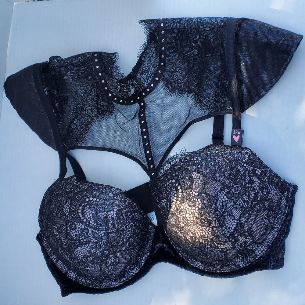 Very Sexy 38B Victoria's Secret shoulder and chest detailed bra